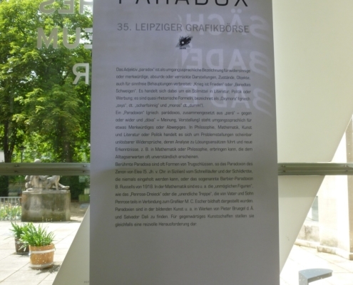 Hinweistafel zur Ausstellung "Paradox"