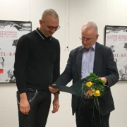 Eröffnung der 38. Leipziger Grafikbörse – Vereinsvorsitzender Steffen Böttcher überreicht den Förderpreis der Leipziger Grafikbörse an Jens Schubert, Leipzig